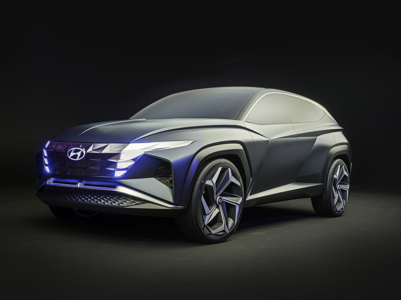 Серебристый автомобиль Hyundai Vision T Concept 2019 года