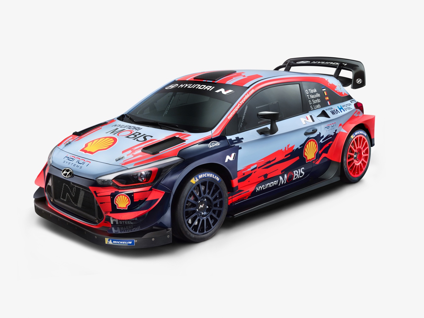 Спортивный Hyundai I20 Coupe WRC 2020 года на белом фоне