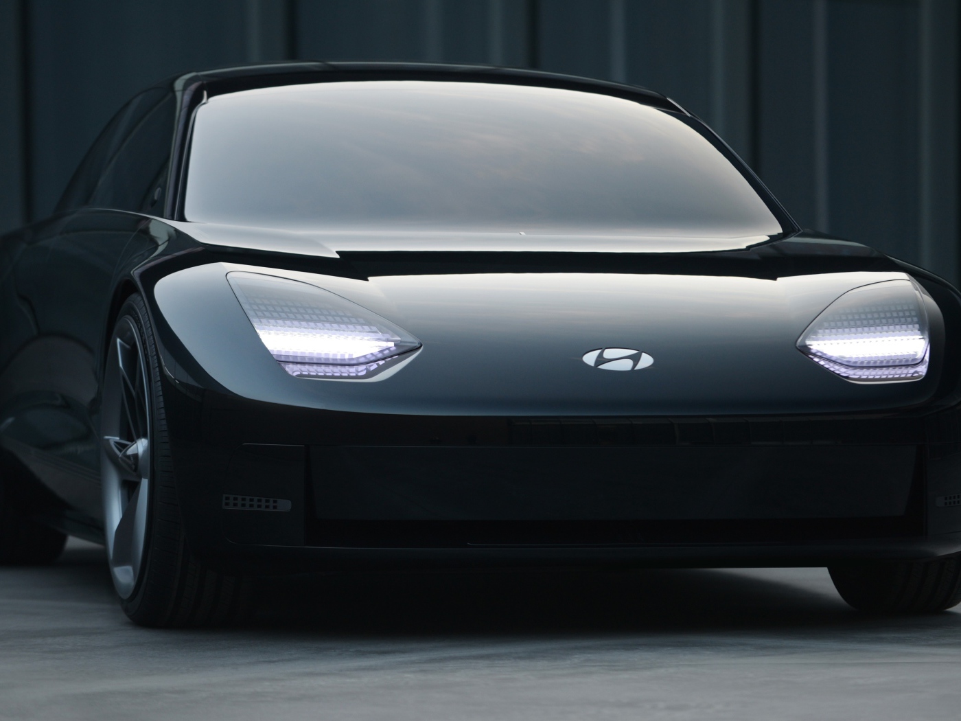 Черный автомобиль Hyundai Prophecy 2020 года вблизи