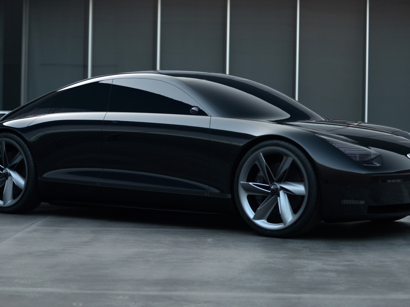 Черный автомобиль Hyundai Prophecy 2020 года вид сбоку 