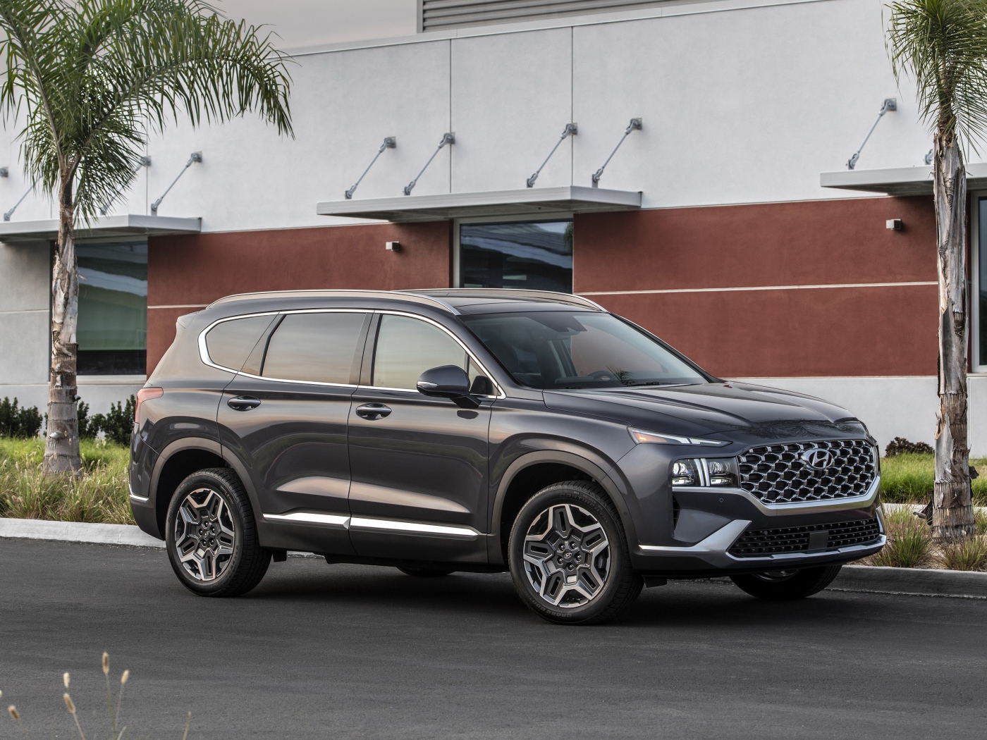 Автомобиль  Hyundai Santa Fe Hybrid, 2021 года у дома