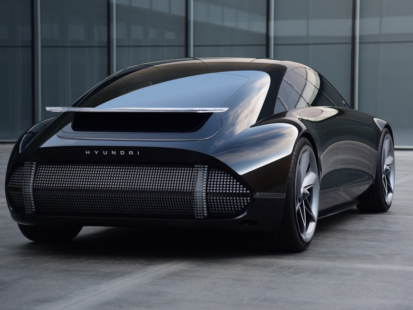 Черный автомобиль Hyundai Prophecy 2020 года вид сзади на сером фоне