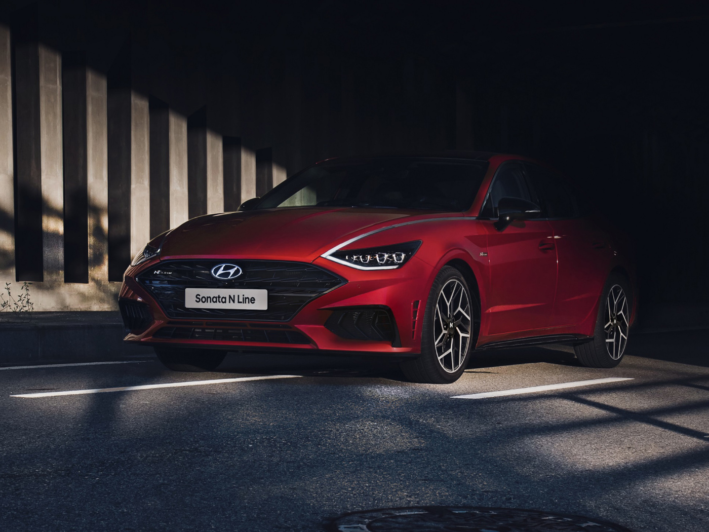 Красный автомобиль Hyundai Sonata N Line 2021 года в тени