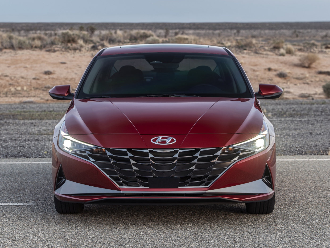 Красный автомобиль  Hyundai Elantra, 2021 года на пустыре