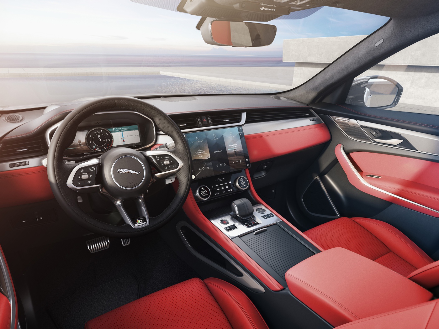 Красный кожаный салон автомобиля Jaguar F-Pace R-Dynamic 2020 года 