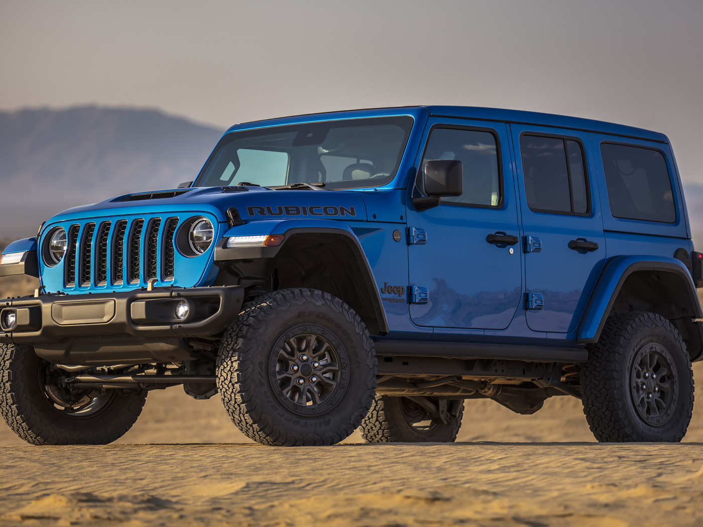 Синий Jeep Wrangler Unlimited Rubicon 392, 2021 года в пустыне
