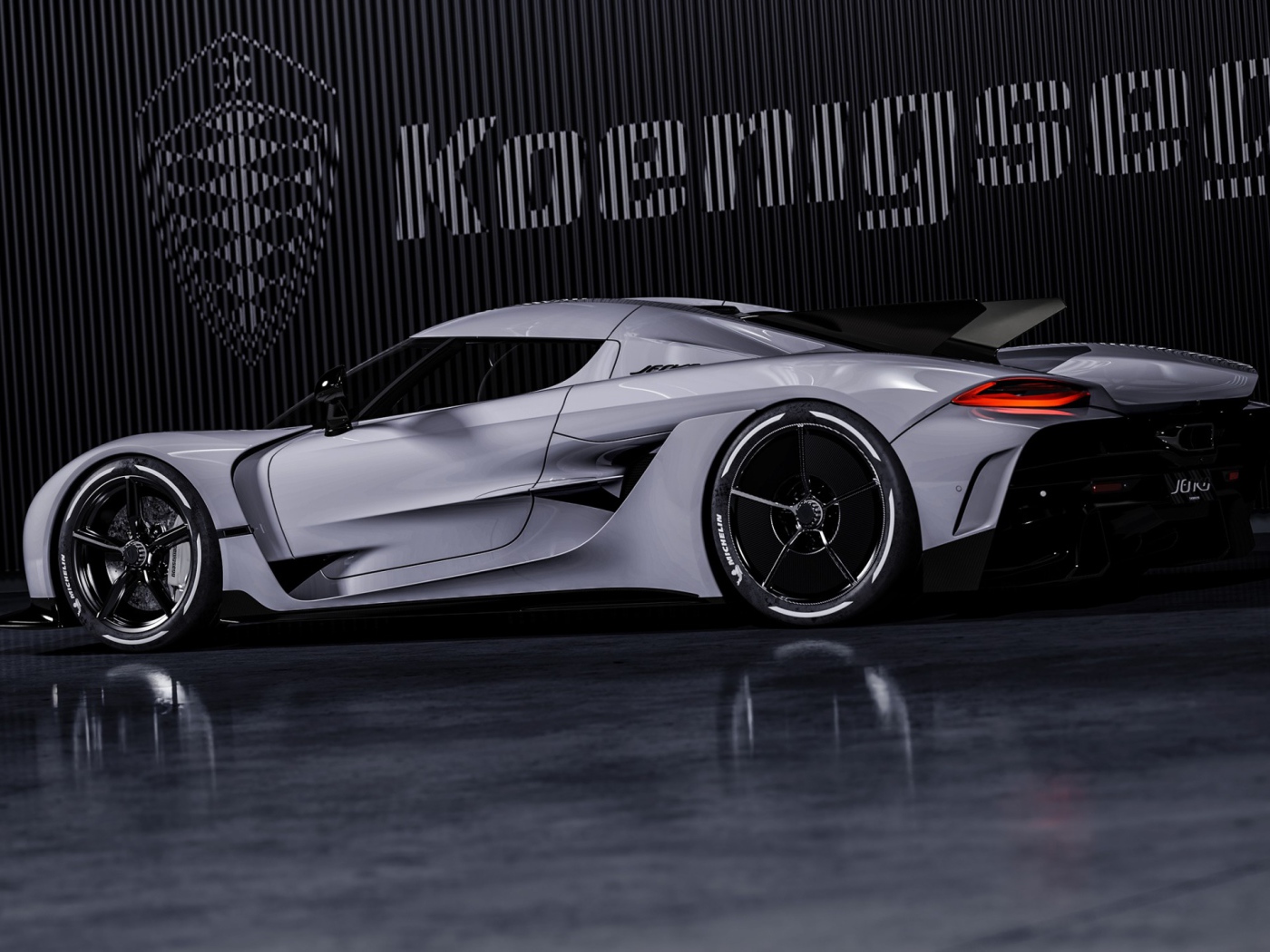Автомобиль Koenigsegg Jesko Absolut 2020 года на фоне логотипа