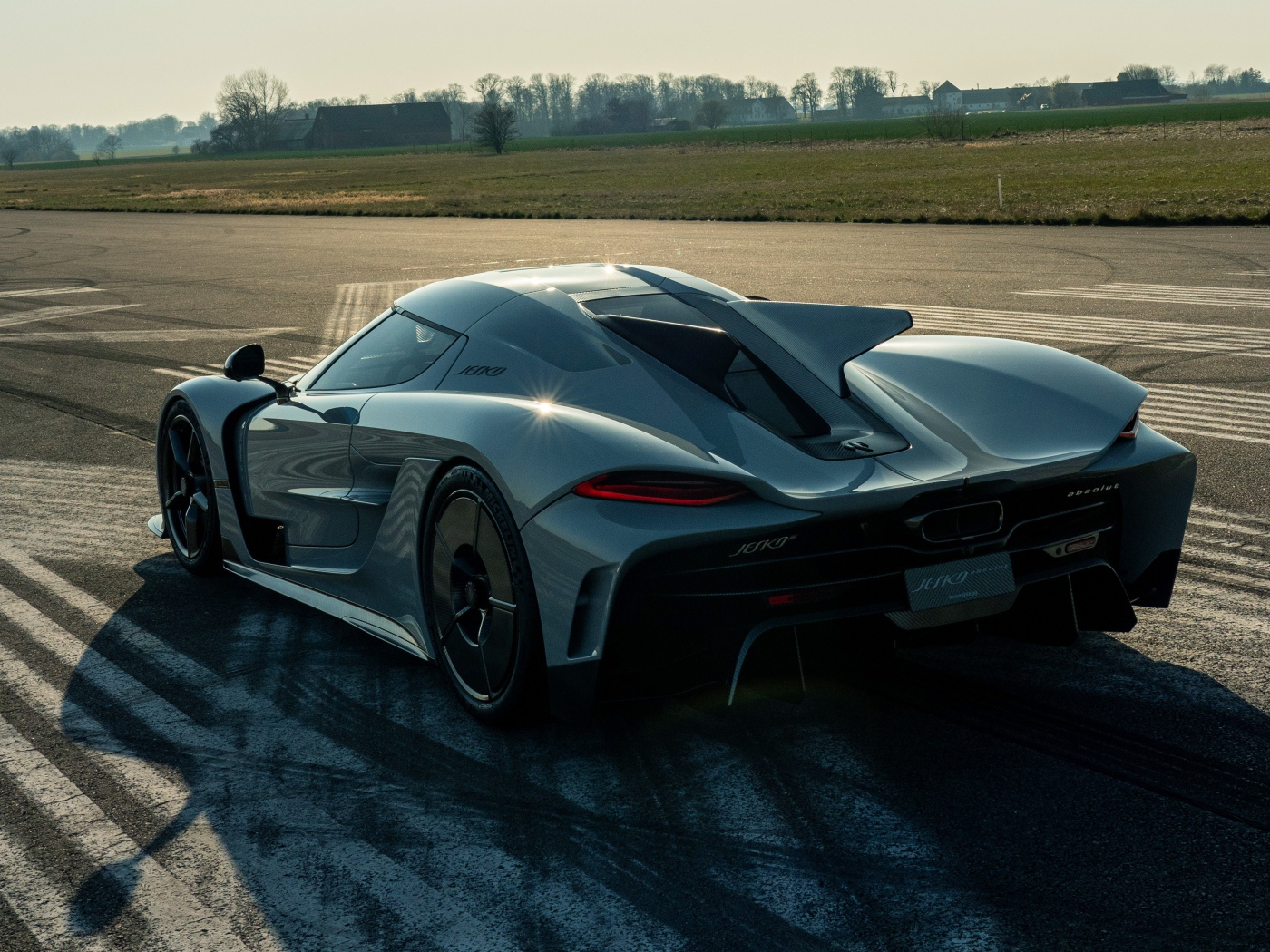 Черный автомобиль Koenigsegg Jesko Absolut 2020 года на трассе 