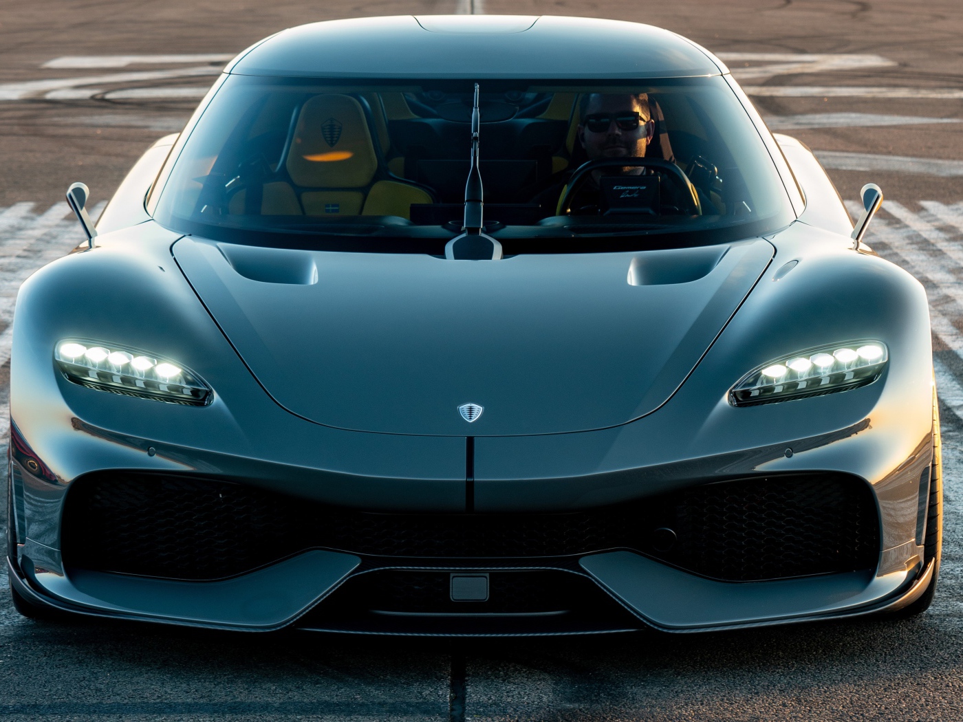 Черный быстрый автомобиль Koenigsegg Gemera 2020 года вид спереди