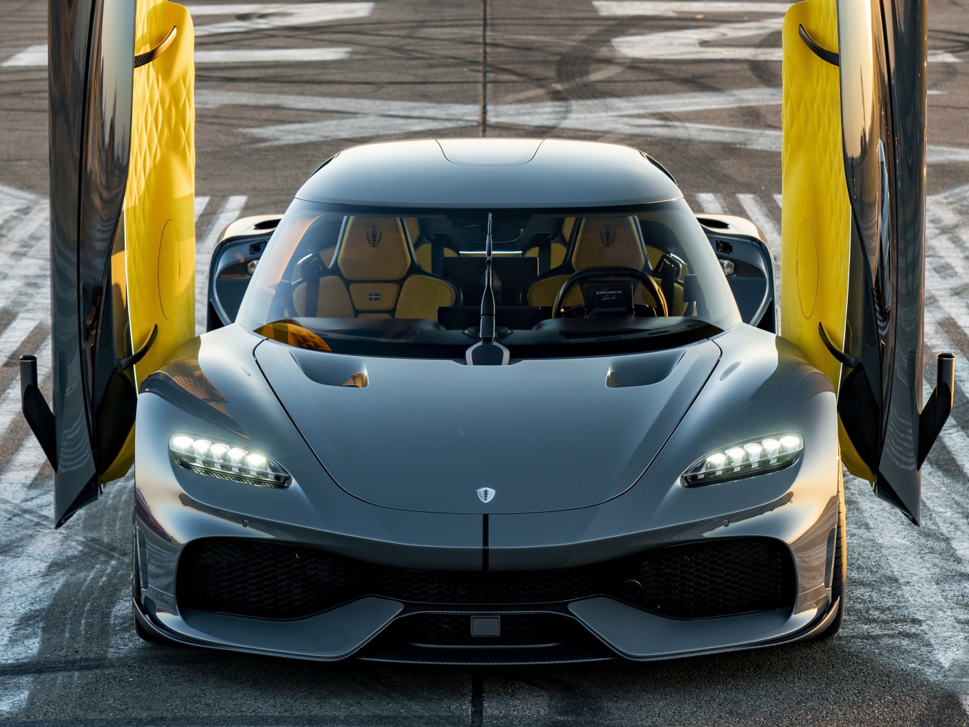 Серебристый автомобиль Koenigsegg Gemera 2020 года с открытыми дверями