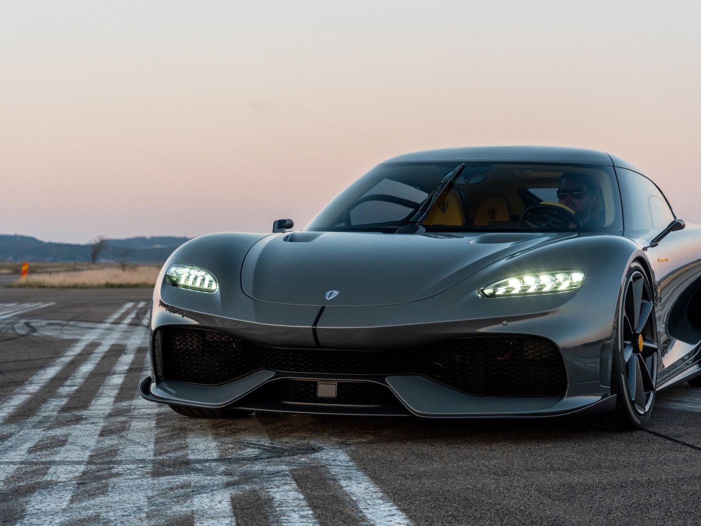 Черный автомобиль Koenigsegg Gemera 2020 года на асфальте 