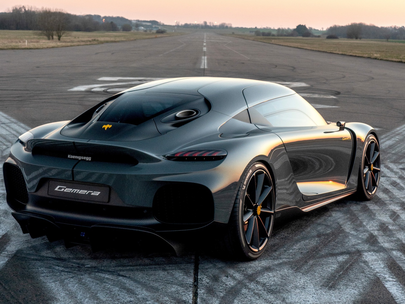 Автомобиль Koenigsegg Gemera 2020 года на трассе