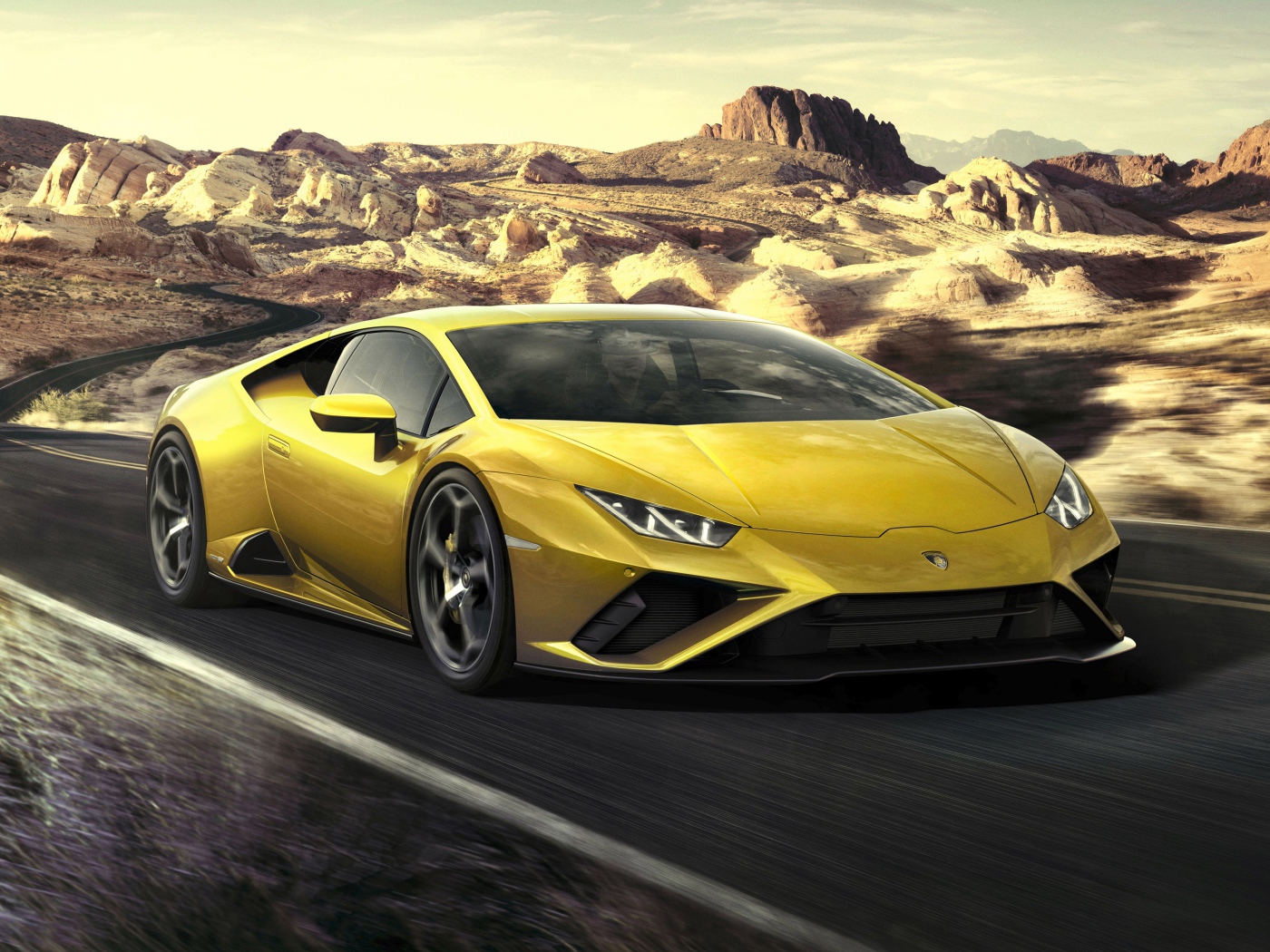 Автомобиль Lamborghini Huracan EVO RWD 2020 года едет по дороге