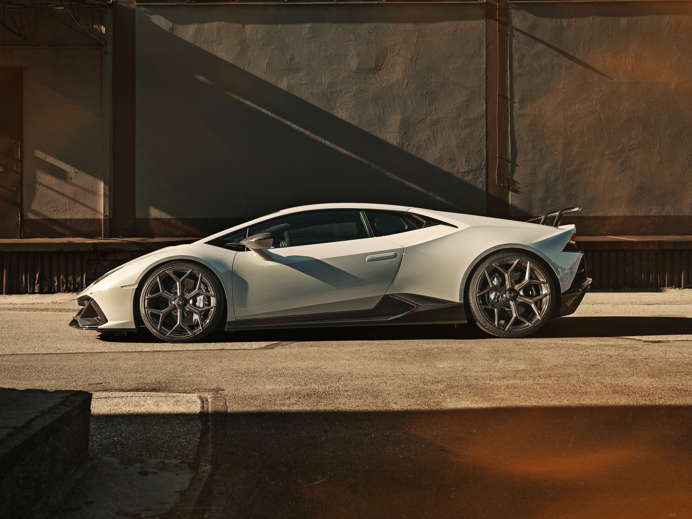 Белый автомобиль  Lamborghini Huracan EVO 2020 года 