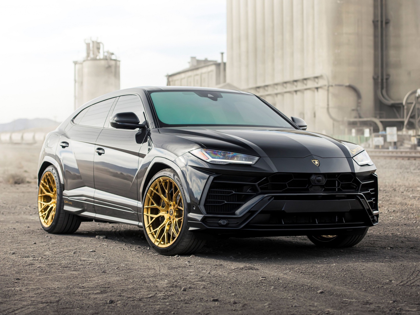 Черный внедорожник  Lamborghini Urus 2020 года на фоне завода