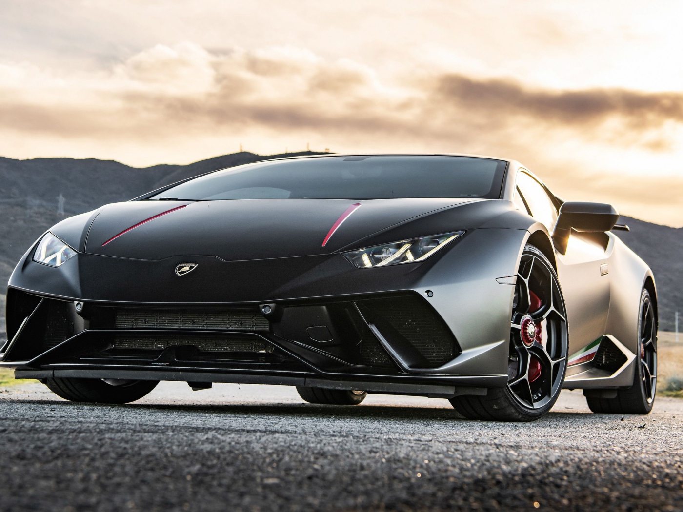 Черный спортивный Lamborghini Huracan Performante 2020 года на асфальте