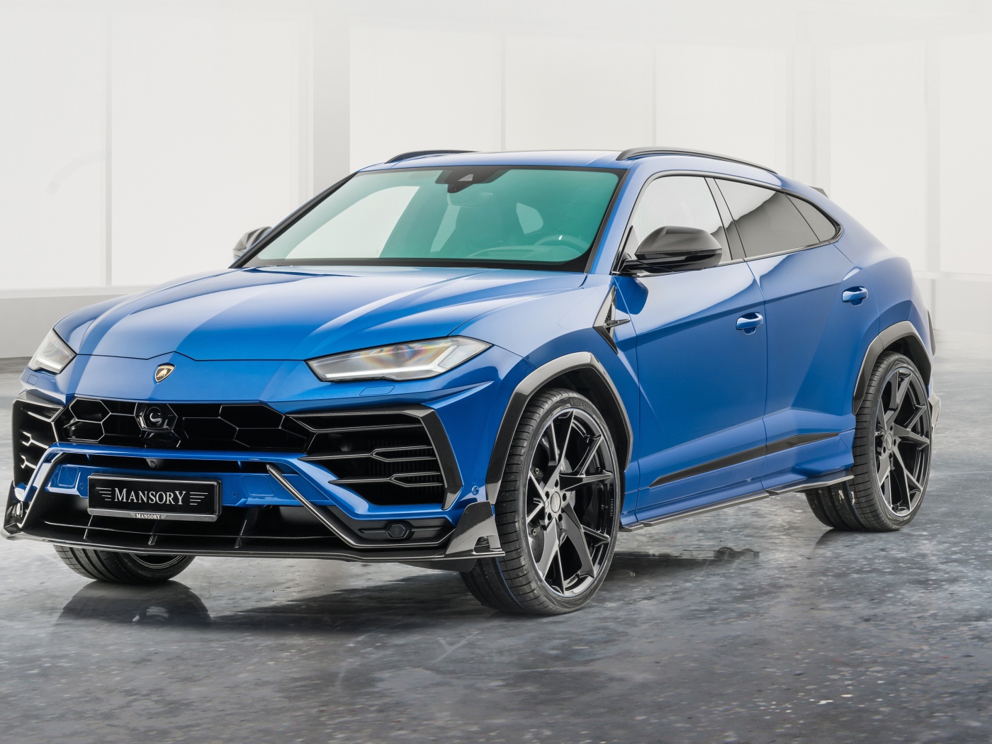 Синий автомобиль  Lamborghini Urus 2020 года в гараже