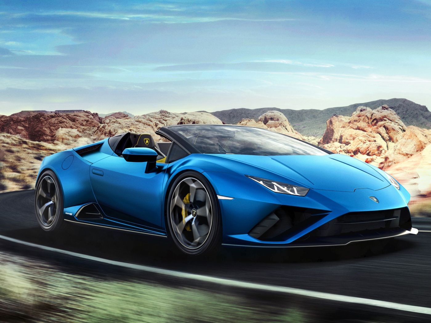 Синий быстрый автомобиль Lamborghini Huracan EVO RWD Spyder 2020 года на дороге 