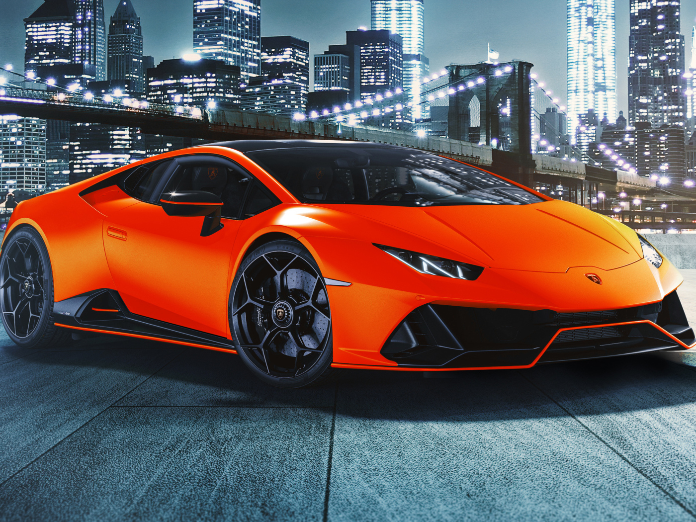 Оранжевый автомобиль Lamborghini Huracán EVO 2021 года на фоне небоскребов