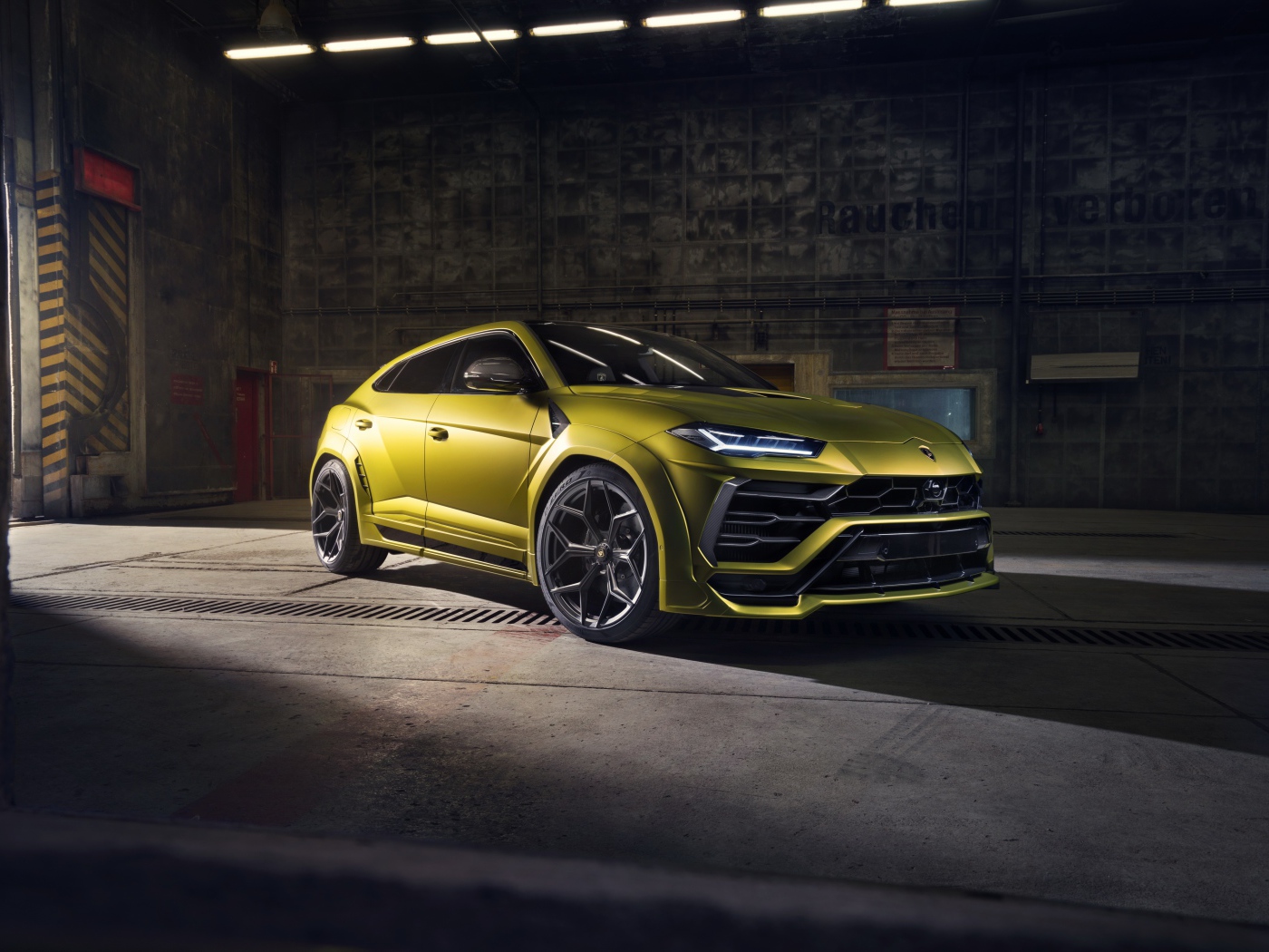Автомобиль Lamborghini Urus в ангаре 