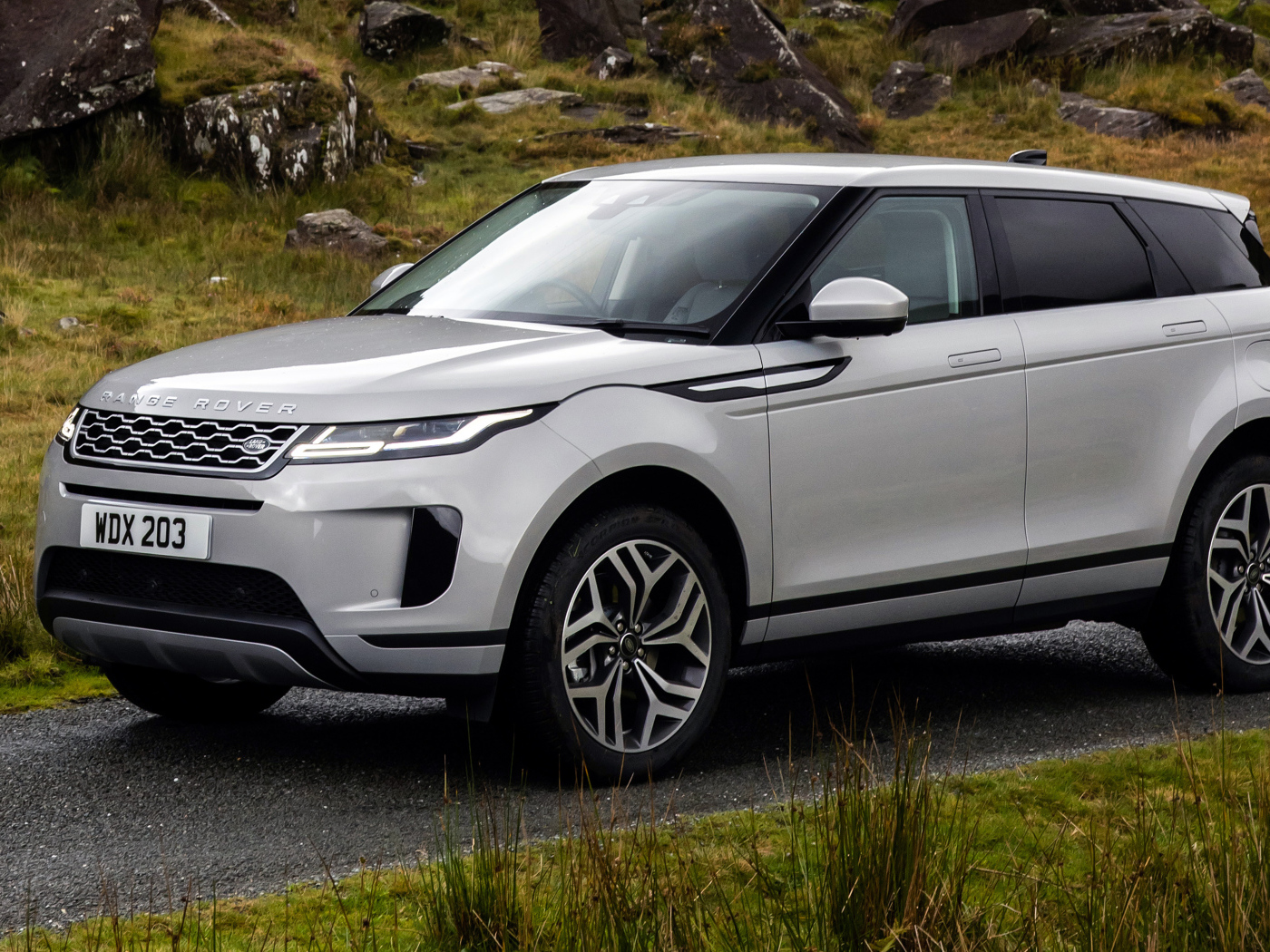 Внедорожник Range Rover Evoque P300e S 2020 года на дороге