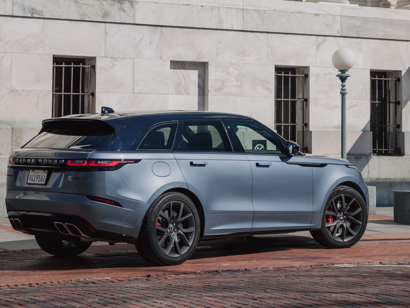 Серебристый автомобиль Range Rover Velar, 2020 года 