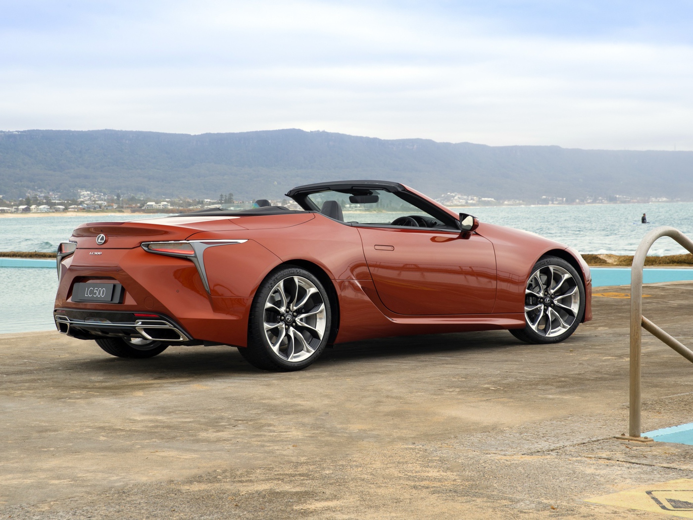 Красный кабриолет Lexus LC 500 Convertible 2020 года у воды 