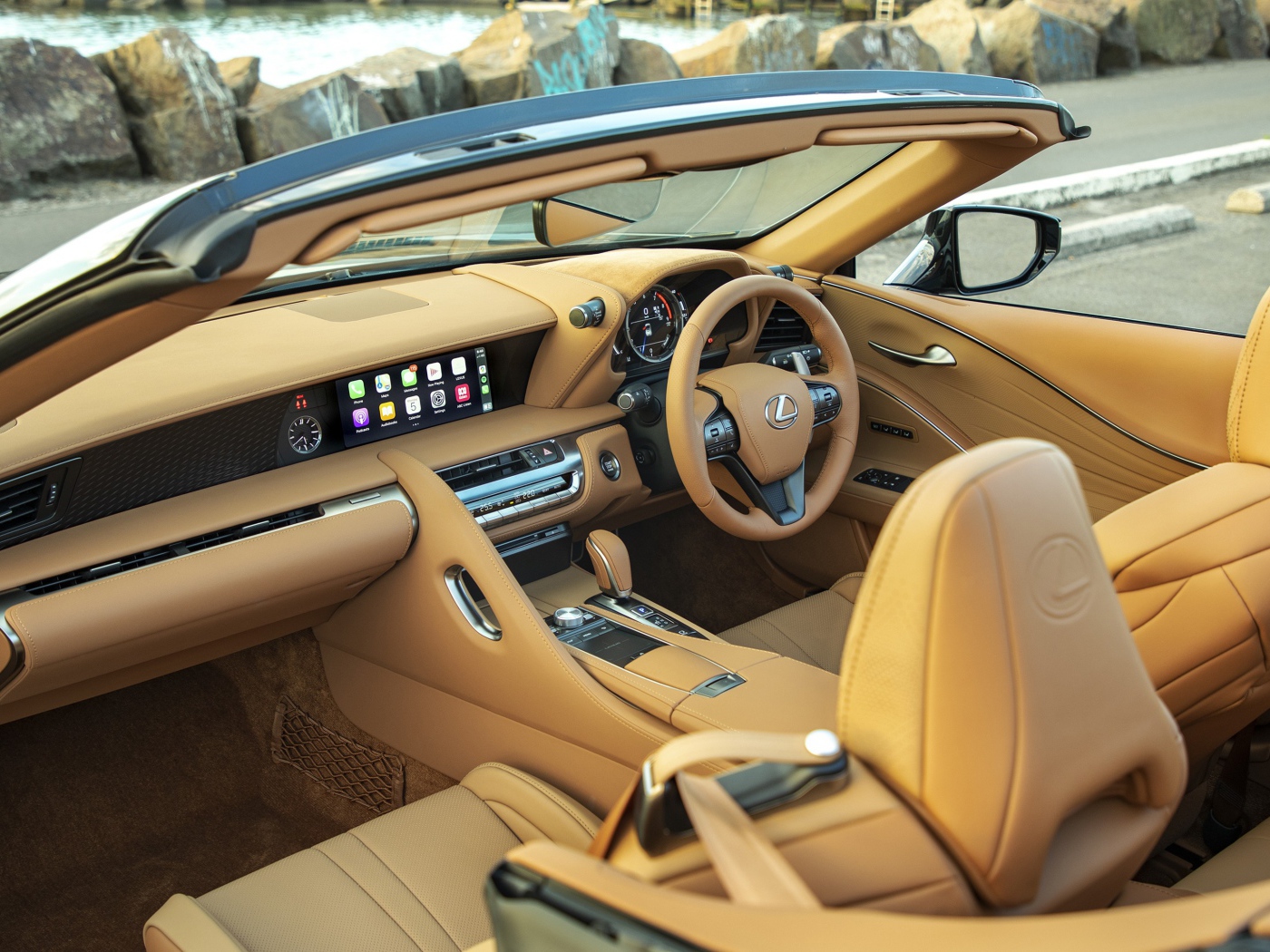 Кожаный салон автомобиля Lexus LC 500 Convertible 2020 года 