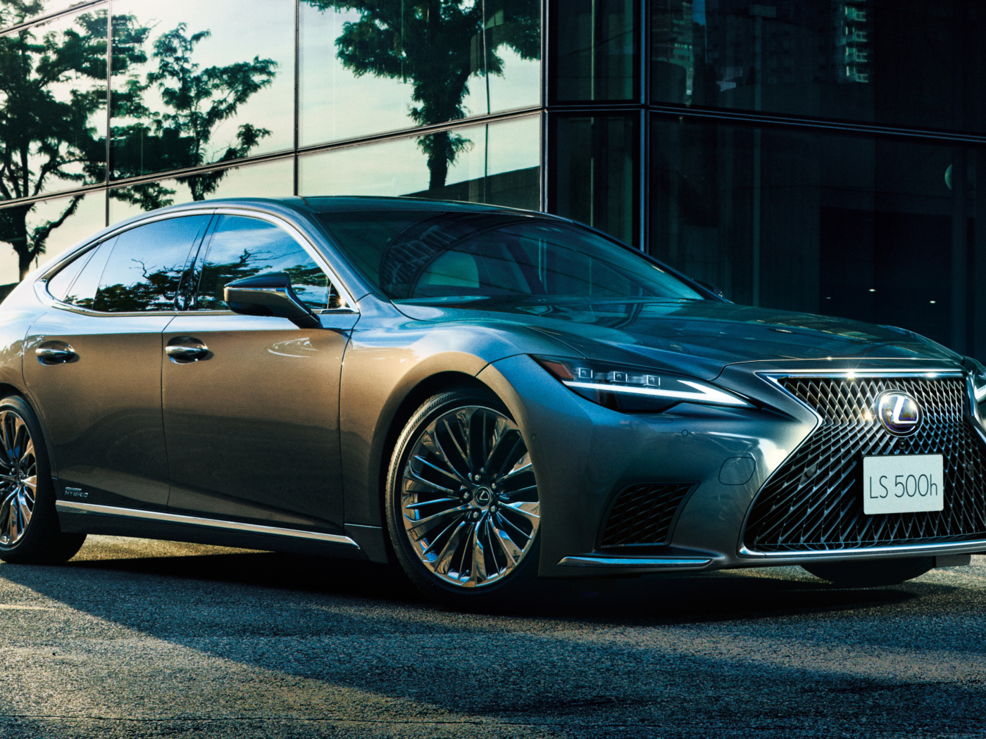 Автомобиль Lexus LS 500h 2021 года у здания