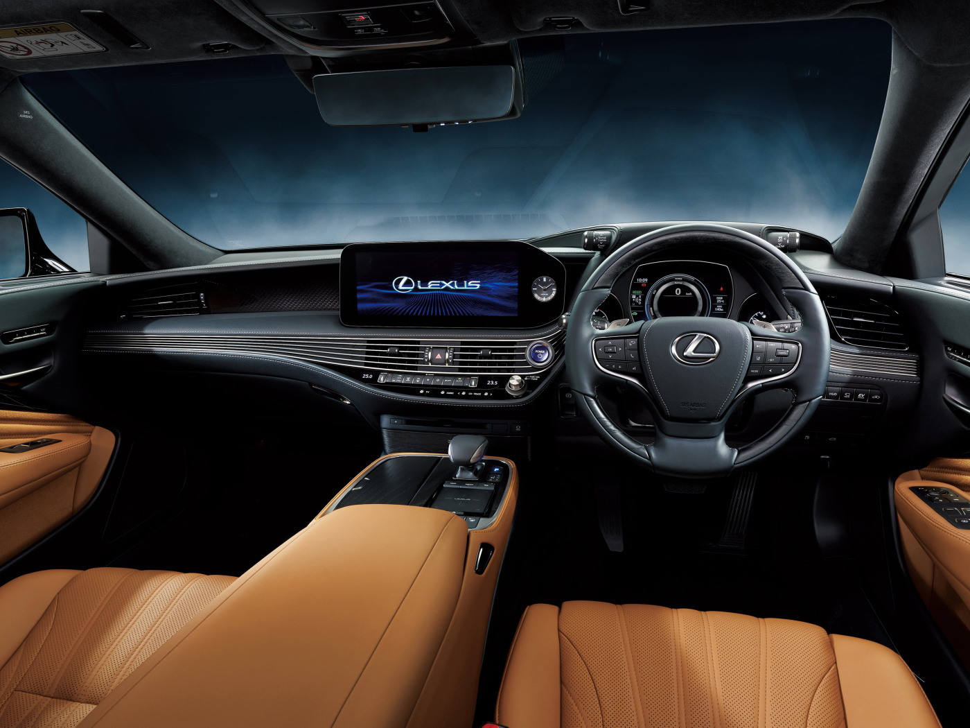 Салон автомобиля Lexus LS 500h 2021 года