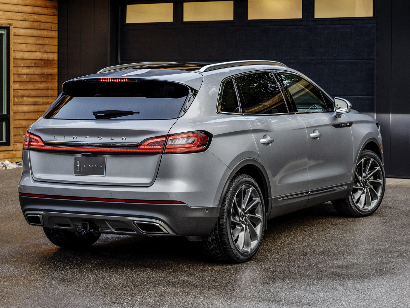 Внедорожник Lincoln Nautilus 2021 года вид сзади