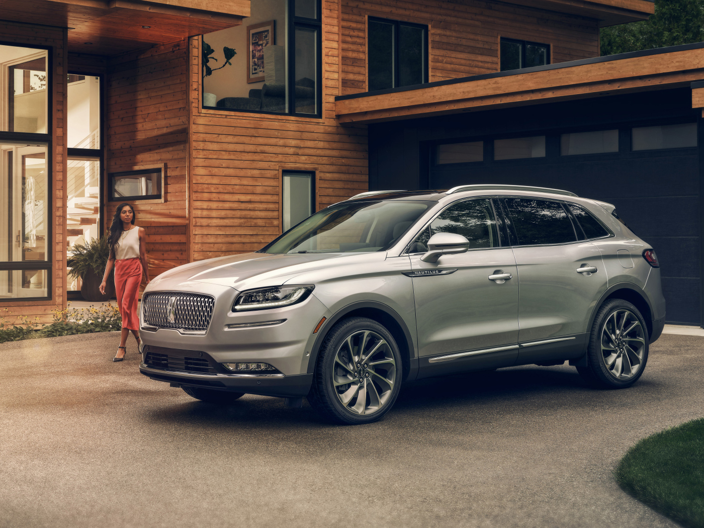 Автомобиль  Lincoln Nautilus  2021 года у дома