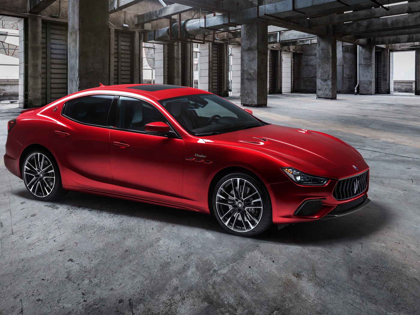 Красный автомобиль Maserati Ghibli Trofeo 2020 года на парковке 