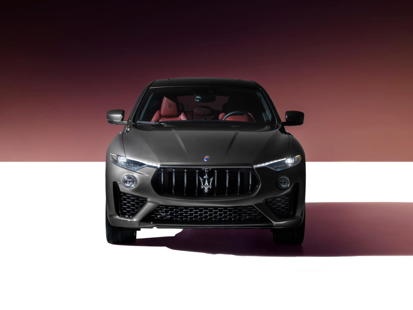 Автомобиль Maserati Levante S Q4 GranSport 2021 года вид спереди