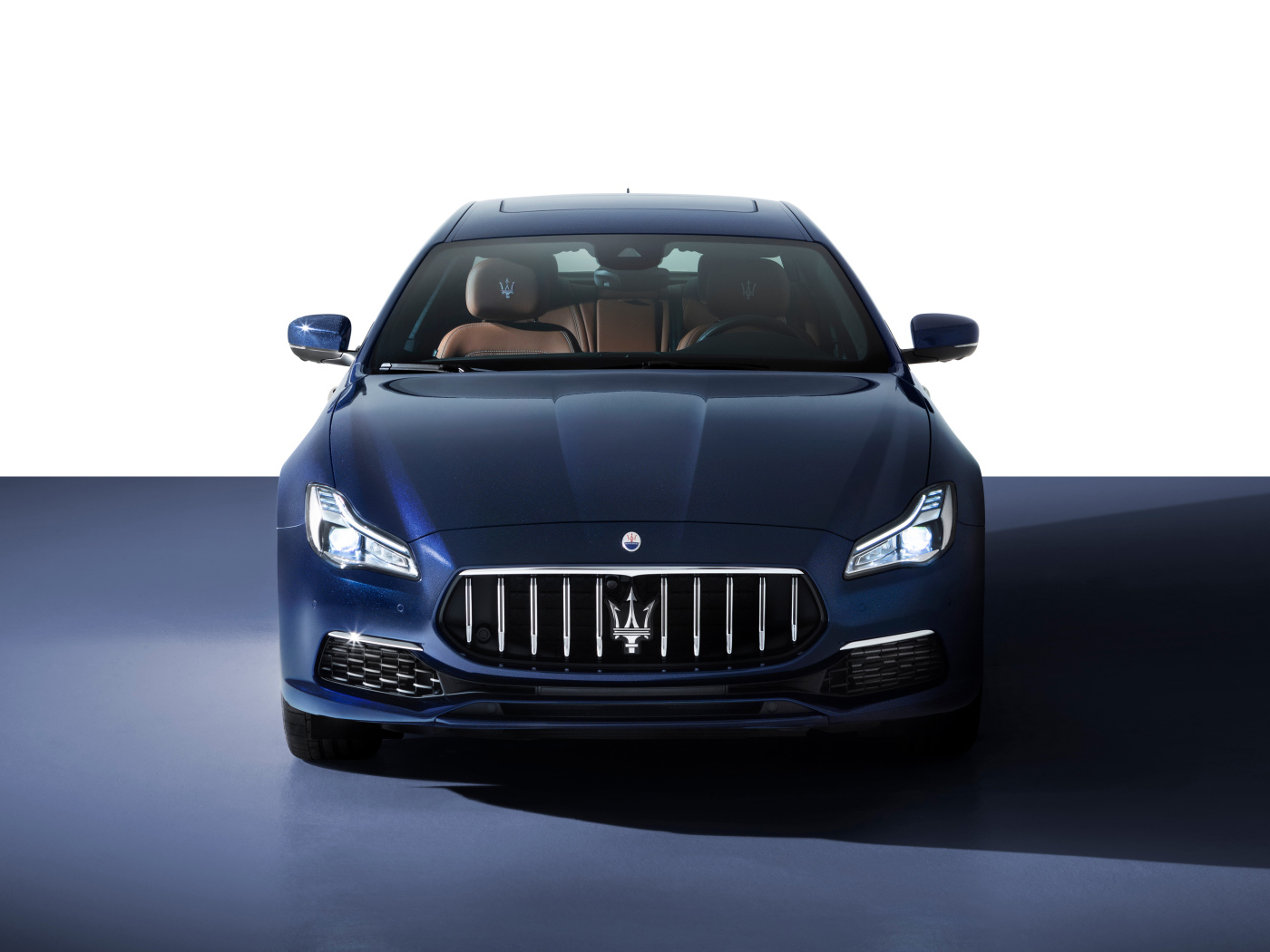 Синий автомобиль Maserati Quattroporte S Q4 GranLusso 2021 года на белом фоне