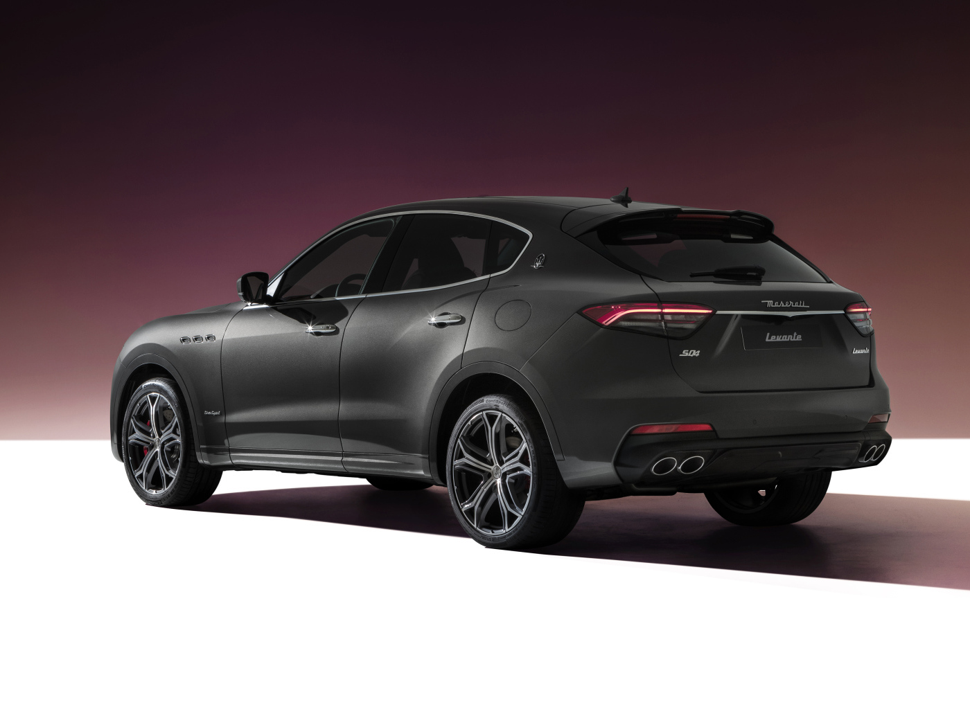 Дорогой автомобиль Maserati Levante S Q4 GranSport 2021 года вид сзади