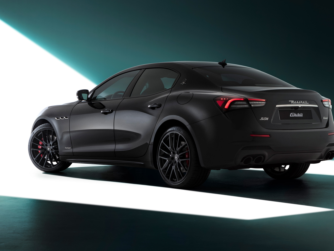 Автомобиль Maserati Ghibli S Q4, 2021 года вид сзади