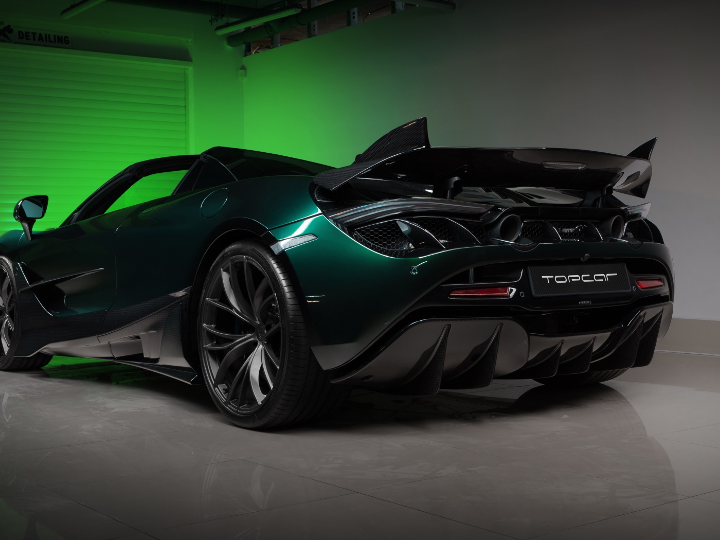 Быстрый кабриолет McLaren 720S Spider Fury 2020 года в гараже