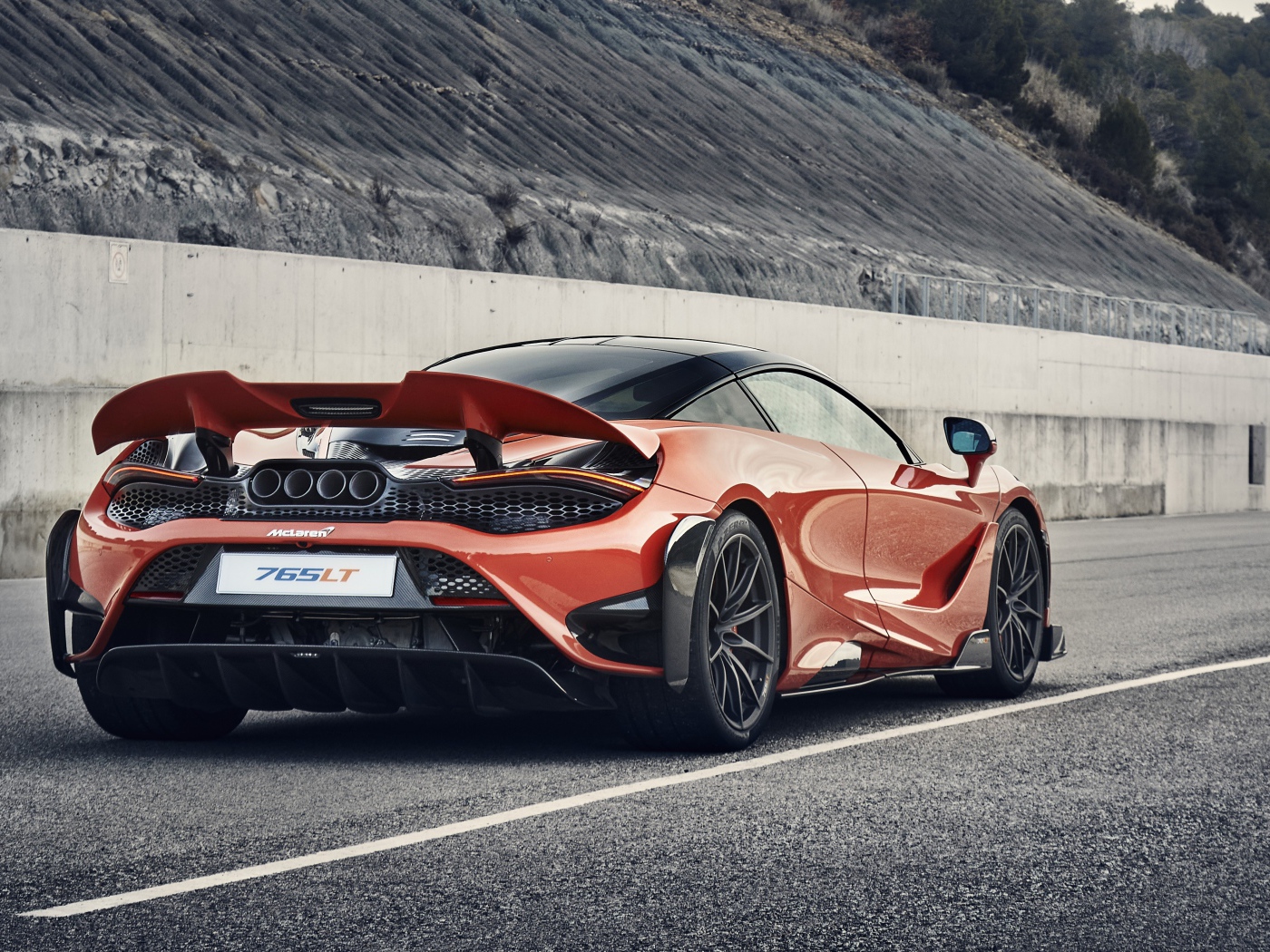 Красный спортивный автомобиль McLaren 765LT 2020 года 