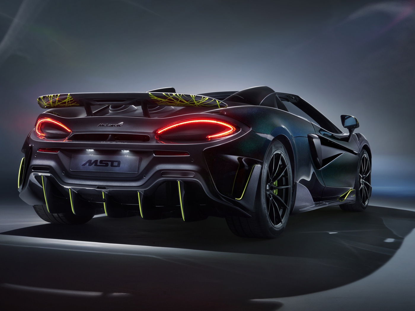Быстрый McLaren MSO 600LT Spider Segestria Borealis 2020 года вид сзади