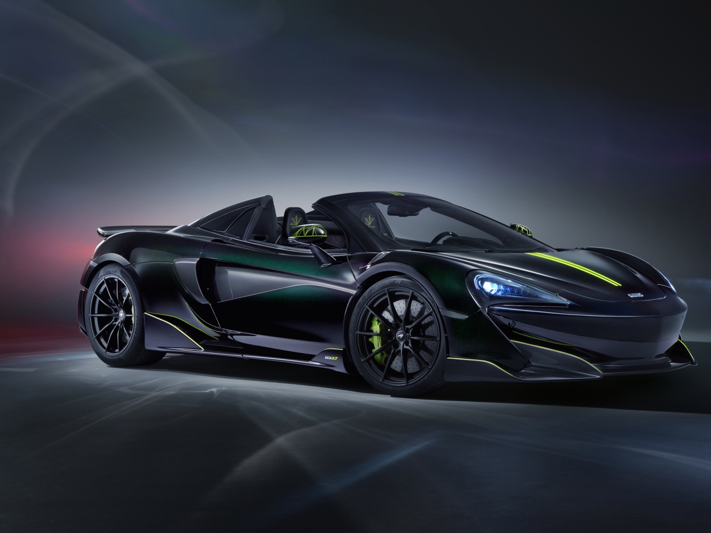 Черный автомобиль McLaren MSO 600LT Spider Segestria Borealis 2020 года на сером фоне