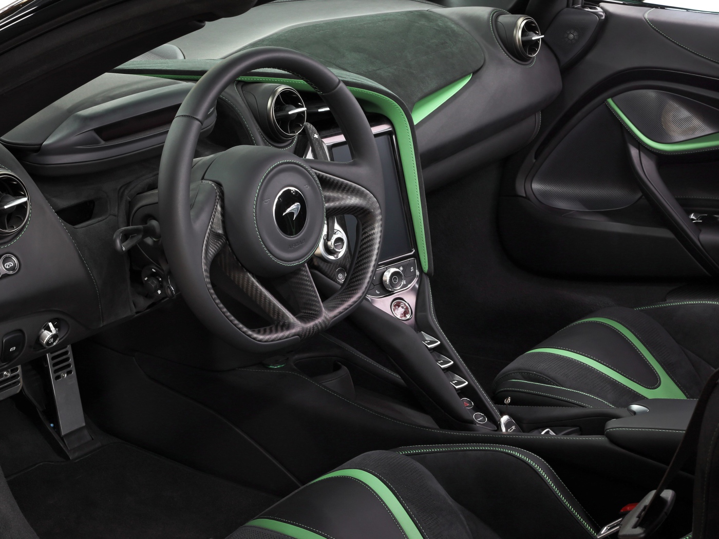 Черный салон автомобиля  McLaren 720S Spider Fury 2020 года 