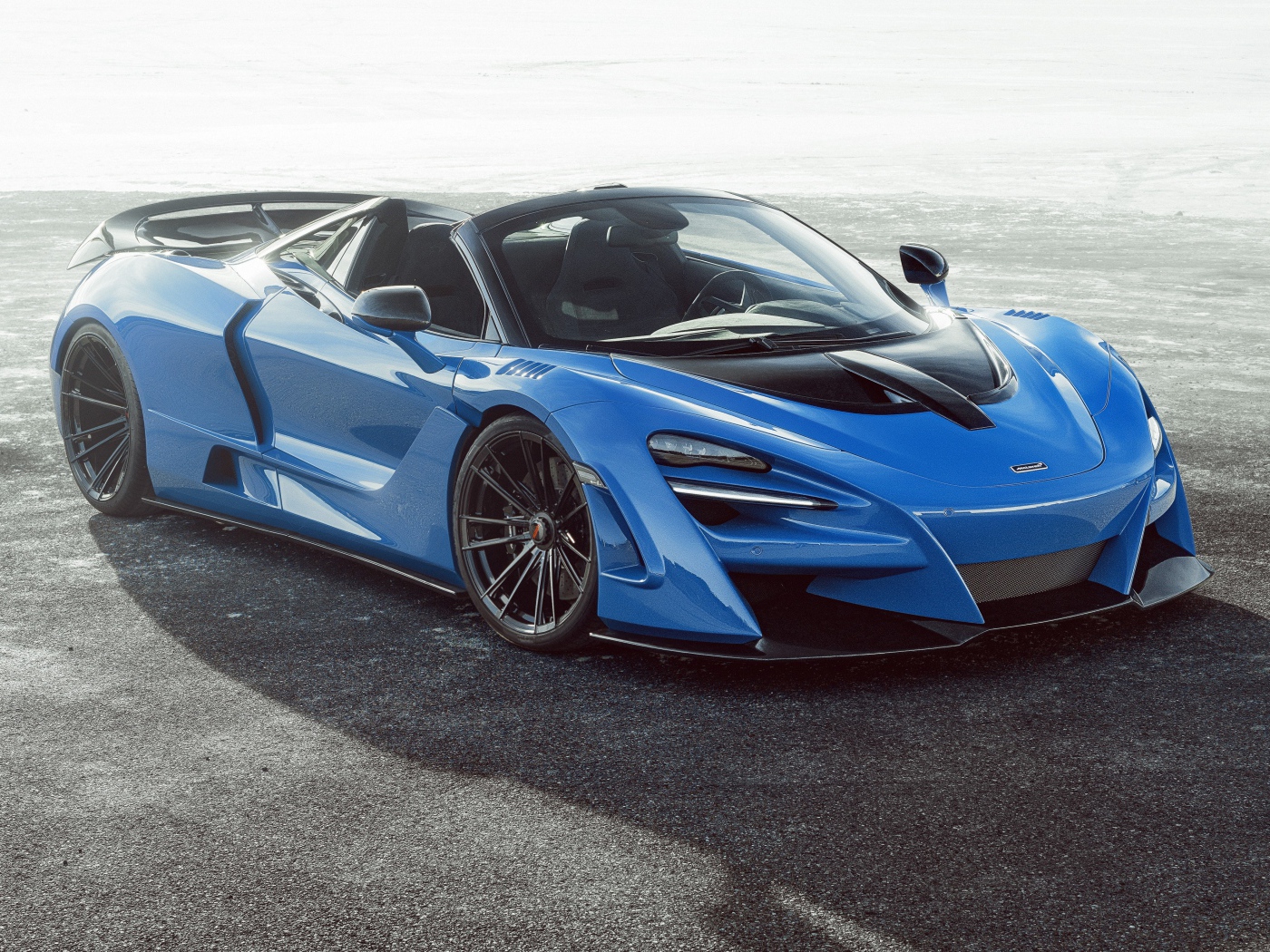 Синий автомобиль  McLaren 720S,  2020 года на асфальте 