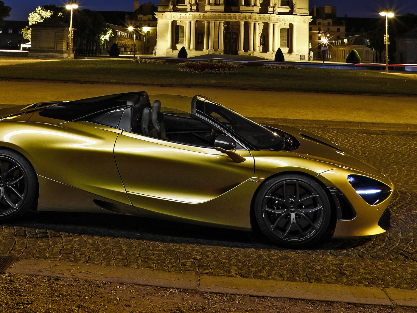 Золотистый спортивный автомобиль McLaren 720S, 2019 года на улице города