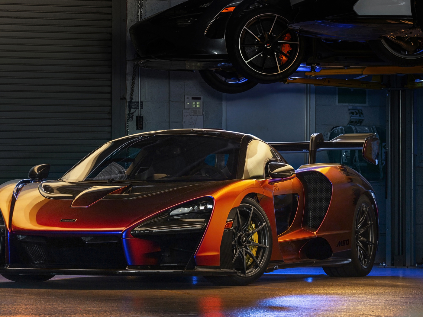 Оранжевый спортивный автомобиль McLaren MSO Senna в гараже