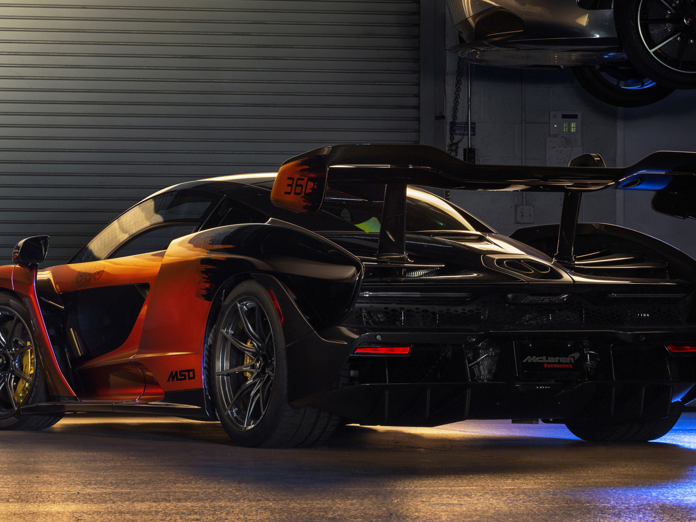 Спортивный автомобиль McLaren MSO Senna в гараже