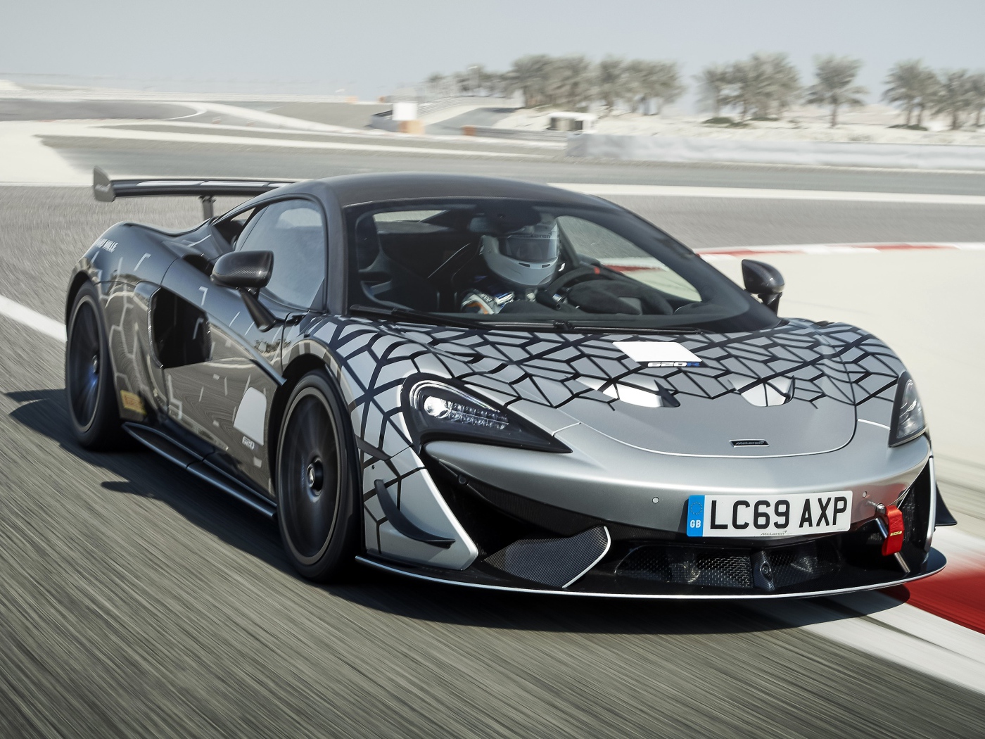 Спортивный автомобиль McLaren 620R на трассе