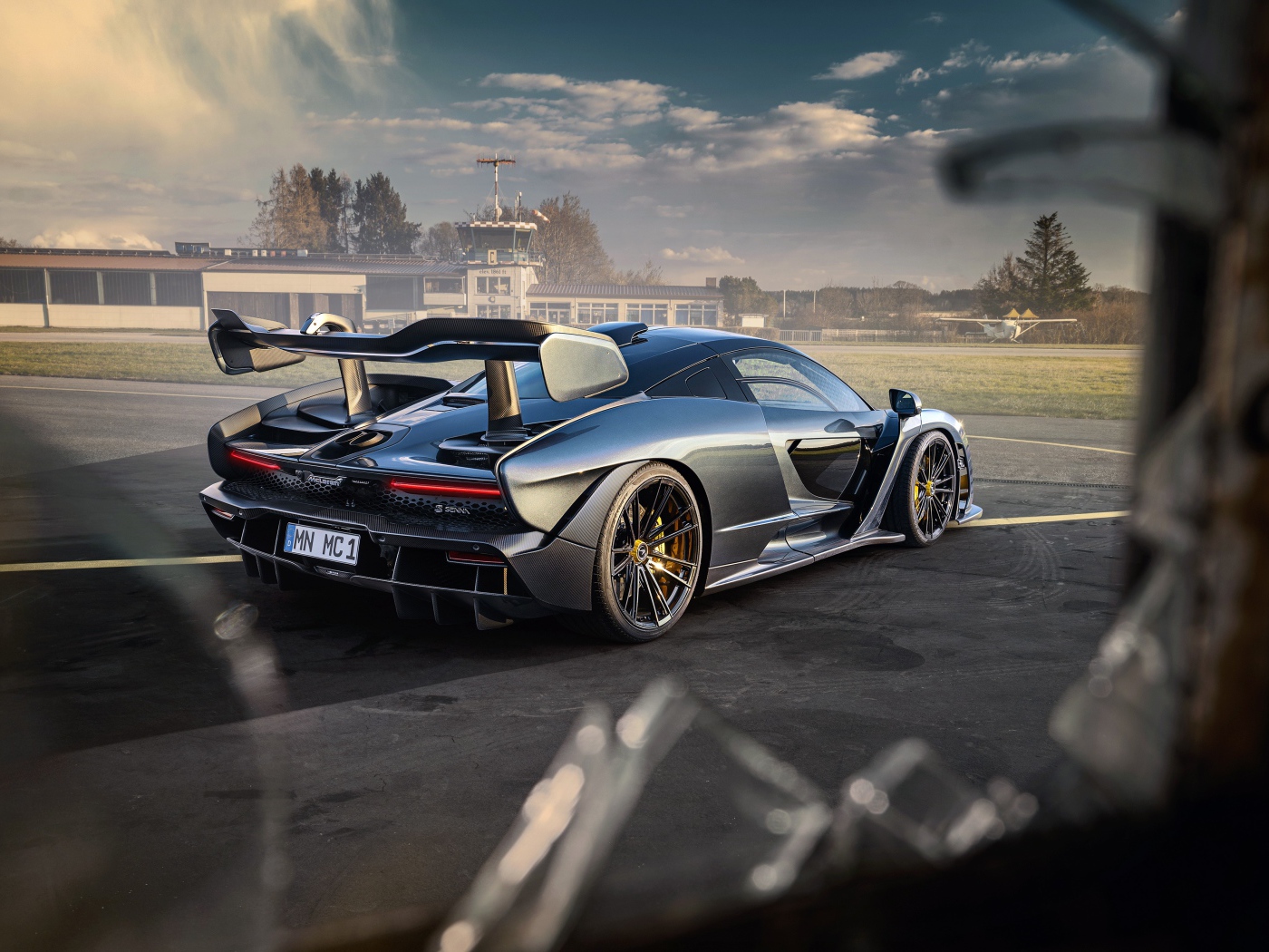 Вид из разбитого окна на автомобиль Novitec McLaren Senna 2020 года