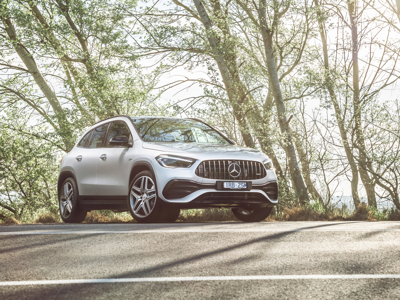 Белый автомобиль Mercedes-AMG GLA 35 4MATIC 2020 года на дороге