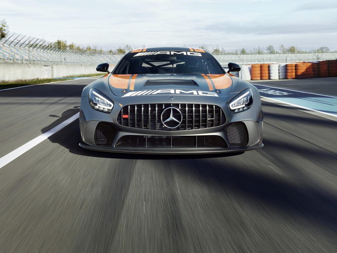 Автомобиль Mercedes-AMG GT4 2020 года на гонках 
